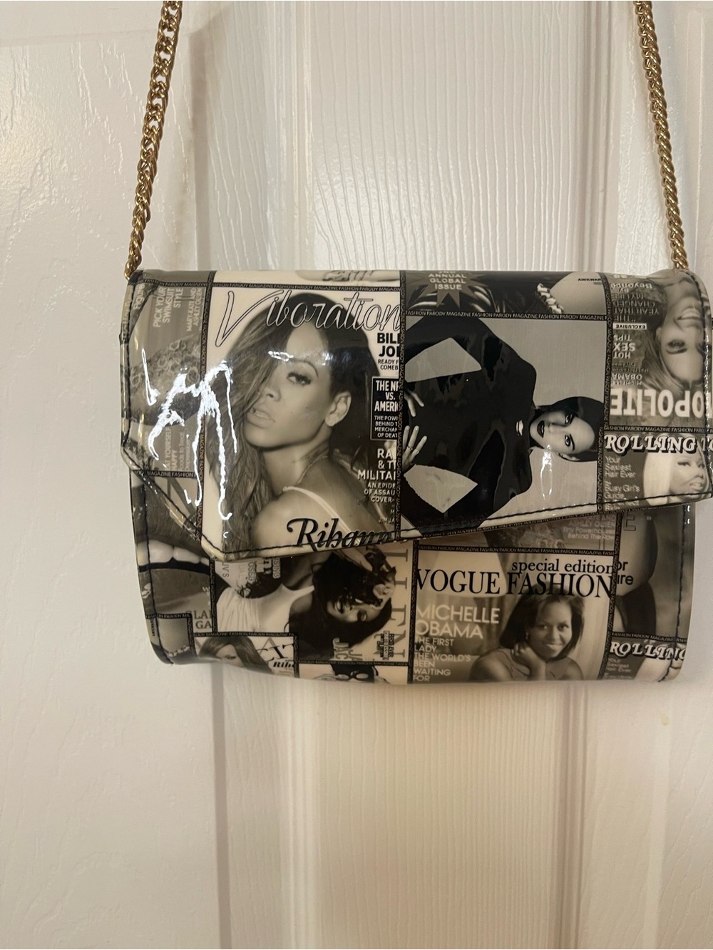 Black & White Photo-Print Crossbody Bag with Gold Chain - Picture 4 of 4